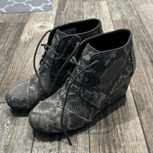 Tom’s snakeskin wedges